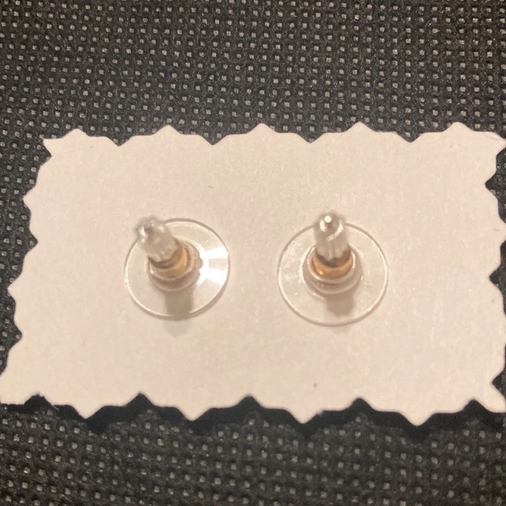 NWOT⭐️ Women’s Clear Heart Flower Earrings
🌸Buy 1 For $10 or 2 For $15🌸 - Picture 3 of 3